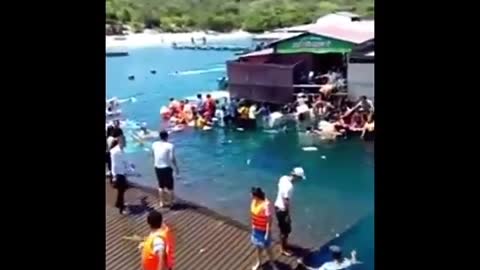 floating restaurant collapsed in Ninh Thuan, Vietnam 300 people crashed into the sea