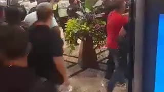 Veja o momento em que Marcos Braz deixa o Barra shopping após briga com torcedor do Flamengo