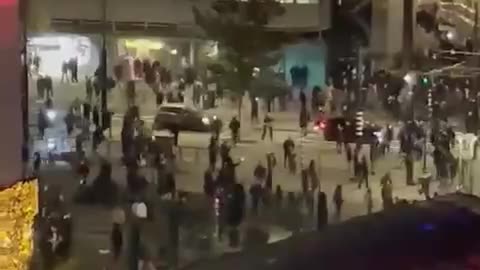 Violenti scontri a causa delle restrizioni dittatoriali a Rotterdam - Olanda