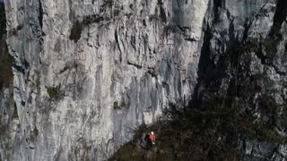 China's 'Spidermen': Litter-picking over the abyss