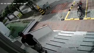 Video: cámara de seguridad grabó intento de robo en edificio de Bucaramanga