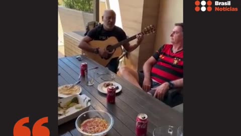 Rick da dupla Rick & Renner canta para Bolsonaro e ele se emociona