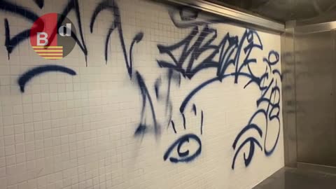 Pintadas y desperfectos en estaciones del Metro de Barcelona