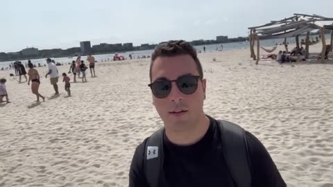 Andare in spiaggia ad Amsterdam…! la spiaggia di Amsterdam Ijburg l'unica cosa è che ogni tanto tira il vento in Olanda,l'Olanda è una zona ventosa non a caso ci sono i mulini a vento e lì,ma chissà perchè,come mai