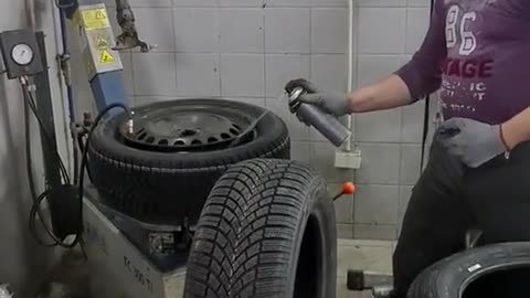 The tire is inflated with flame and inflated.