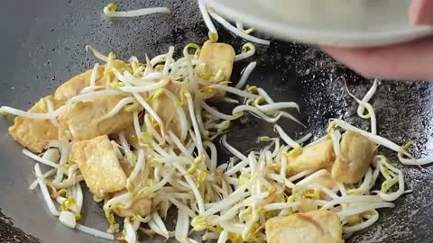 Stir-fried bean sprouts with tofu, an easy and delicious dish.
