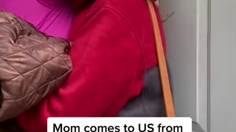 Mom come to US form Mexico to surprise her daughter after a long years