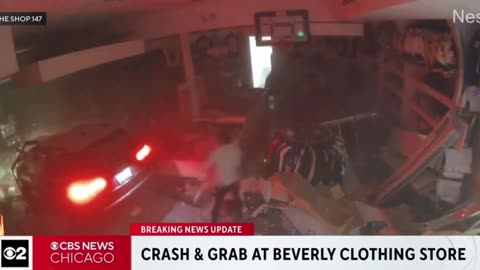 Chicago: Jeep intentionally plows through a clothing Store - Looting begins