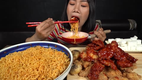 Eating noodle with chicken crispy - Eating show