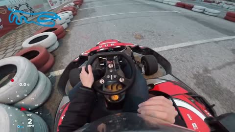 Conductora principiante de karting se estrella a toda velocidad contra las cubiertas