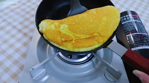 Making a fluffy souffle omelette with 3 eggs '' souffle omelette