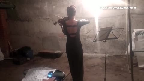 Violinist performs in Kharkiv bomb shelter