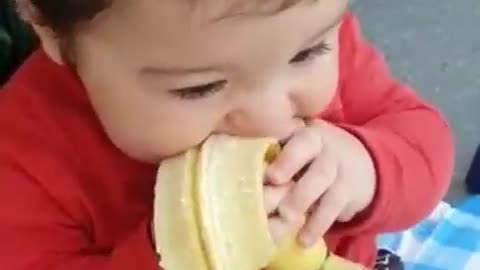 So cute baby eating banana)