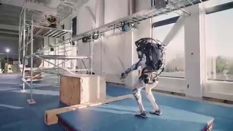 O robô capaz de correr, pular e agora agarrar arremessar objetos