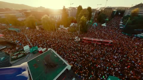 Street Parade Zurich Official Aftermovie 2022 La Street Parade a Zurigo in Svizzera non è il gay pride ma è tra i più grandi festival di musica elettronica all'aperto in Europa e nel mondo e è gratuito per tutti ed è così...DOCUMENTARIO