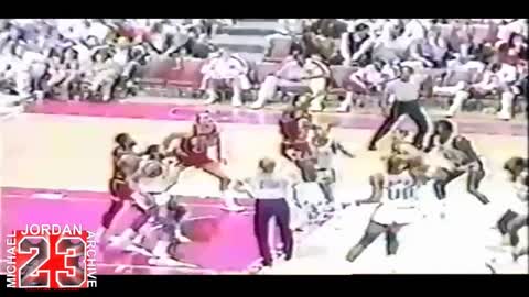 Michael Jordan - Tip-Off Kiss The Rim Dunk