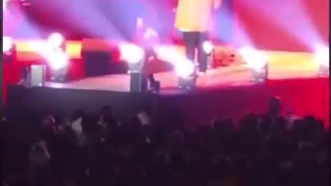 Haitian Singer Collapses on Stage, Dies Suddenly of Suspected Cardiac Arrest During Concert in Paris