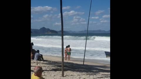 Bastidores Praia de #Copacabana#Mar em #Ressaca no Rio de Janeiro, #Brasil #shorts