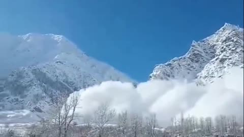 🚨❄️ #SnowChaos in Himachal Pradesh, India!