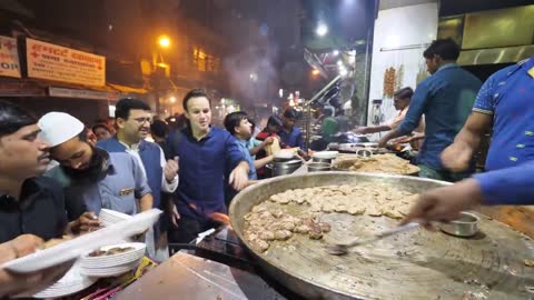 MONSTER BBQ CHICKEN and CHEAP SPICY CURRY on the INDIAN STREET FOOD Tour in Lucknow!