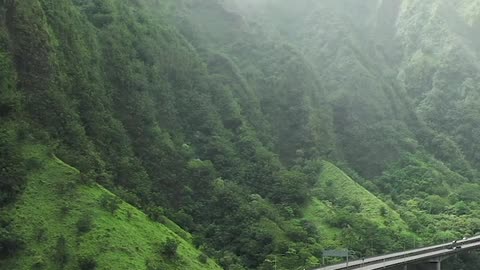 FREE NO COPYRIGHT 4K HD VIDEO OF AN ELEVATED HIGHWAY IN THE MOUNTAIN VALLEY IN HAWAII