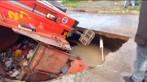 City vullis van sinks as Lavender Hill road collapses