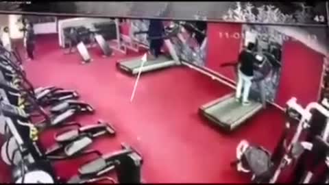 Ataque al corazón en el gimnasio del GIMS Medical College en Khairpur Sindh