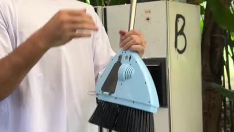 This broom has a built-in super vacuum cleaner🧹🍃
