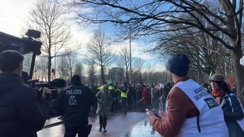 🚨WATCH: Police use water cannon to end climate activists’ protest Hague