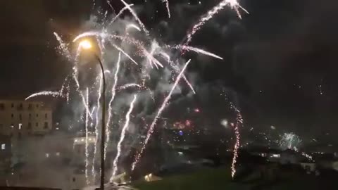 Naples, Italy 🇮🇹: The mayor banned fireworks on New Year's eve, due to Covid restrictions. €500 fine for anyone who violates the rules. This is how the Italians responded to these Covid restrictions: