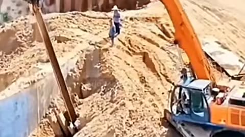 Construction Worker's Incredible Maneuvers Prevent Disaster