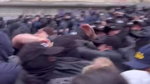 😡 Georgian security forces disperse a rally near the parliament.