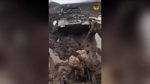 Fearless Ukrainian Fighters Pull Tank Through The Mud To Battlefield In Harsh Weather