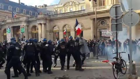 PARÍŽ - nepokoje proti CovidPasom nepoľavujú ✌️