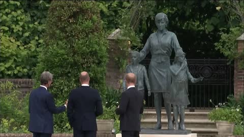 Los príncipes Guillermo y Enrique desvelan estatua en honor a su madre, Lady Di [Video]