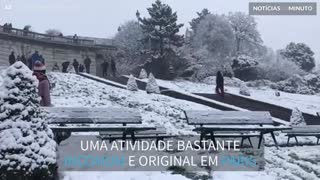 Parisienses aproveitam neve para esquiar em Montmartre