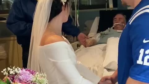 This couple gets married at the ICU in front of the bride's dying father