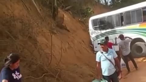 Passageiros de onibus passam sufoco em Guaratinga Bahia (1/2)