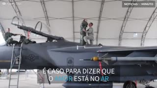 Sargento da Força Aérea faz pedido de casamento na asa de um jato