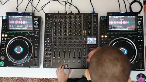 Dj Hugo Arthur mixing his first mix with new dj set