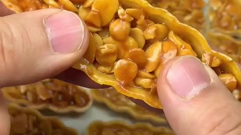 Caramel glutinous rice boat is a popular snack in bakery recently