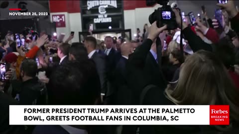 25/11/23 Prezydent Trump przybywa do Palmetto Bowl w Karolinie Południowej