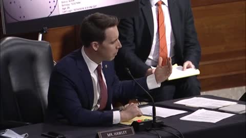 Republican Senator GRILLS Zuckerberg on Facebook, Google, and Twitter collaboration