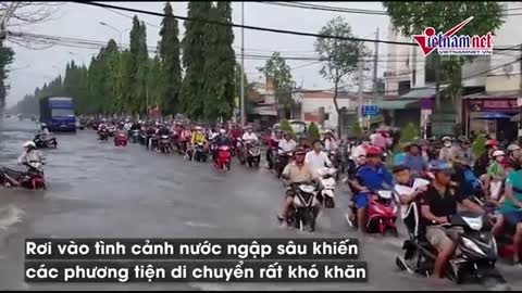 Ngập lịch sử ở Cần Thơ: Đua nhau tạo dáng cảnh ‘sông tràn’ làng biệt thự