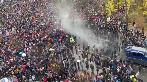 Police turn water cannon on freedom protester in Berlin