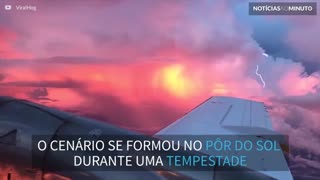 Impressionante pôr do sol é registrado de aeronave durante tempestade