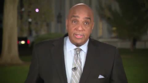 CNN reporter attacked by a raccoon before going live at the White House