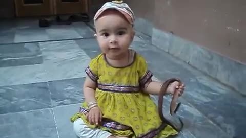 😱😱😱 Child playing with snake
