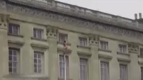 Nude boy tries to scape Buckingham Palace