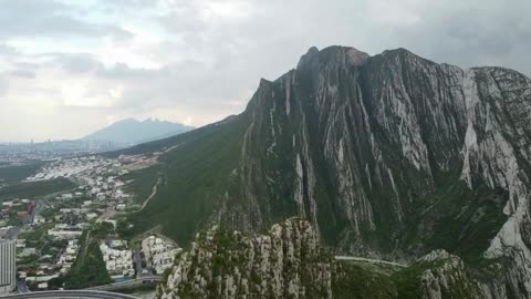 Marvelous Footage of Drone Capturing Edge of Mountains